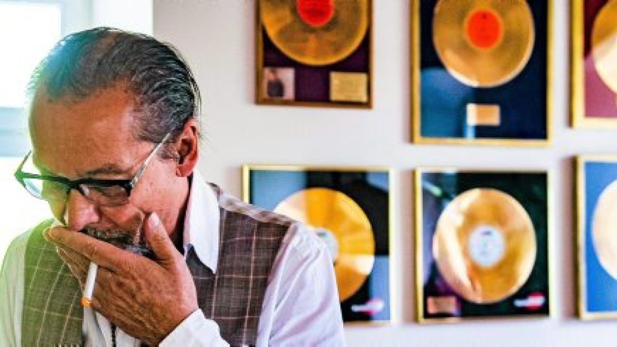 Joachim Horn-Bernges zu Hause, in seinem Kaminzimmer. Hinter ihm hängen Goldene Schallplatten für große Verkaufserfolge. Foto: Sascha Fromm