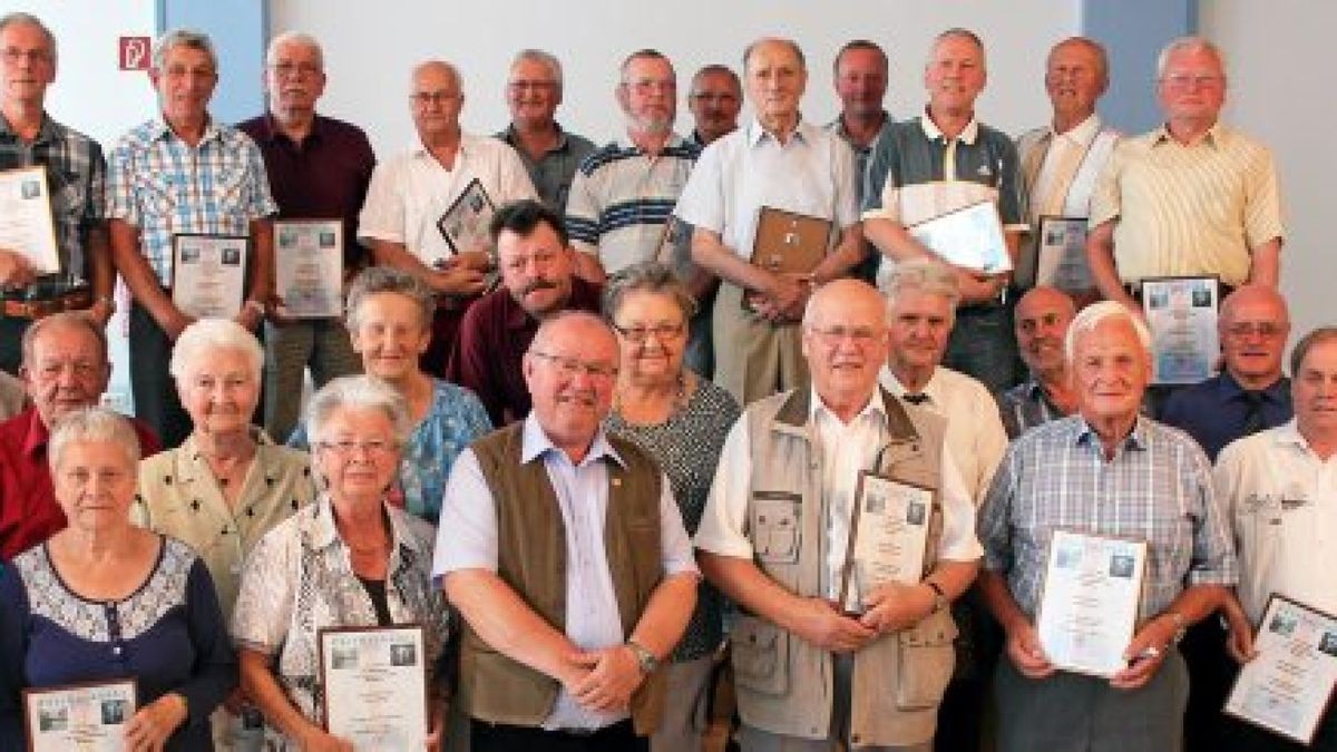 Gründungsmitglieder der Interessengemeinschaft Heldrastein sind am Sonnabend ebenso mit Urkunden geehrt worden wie diejenigen, die seit 25 Jahren dem Verein angehören. Foto: Birgit Schellbach