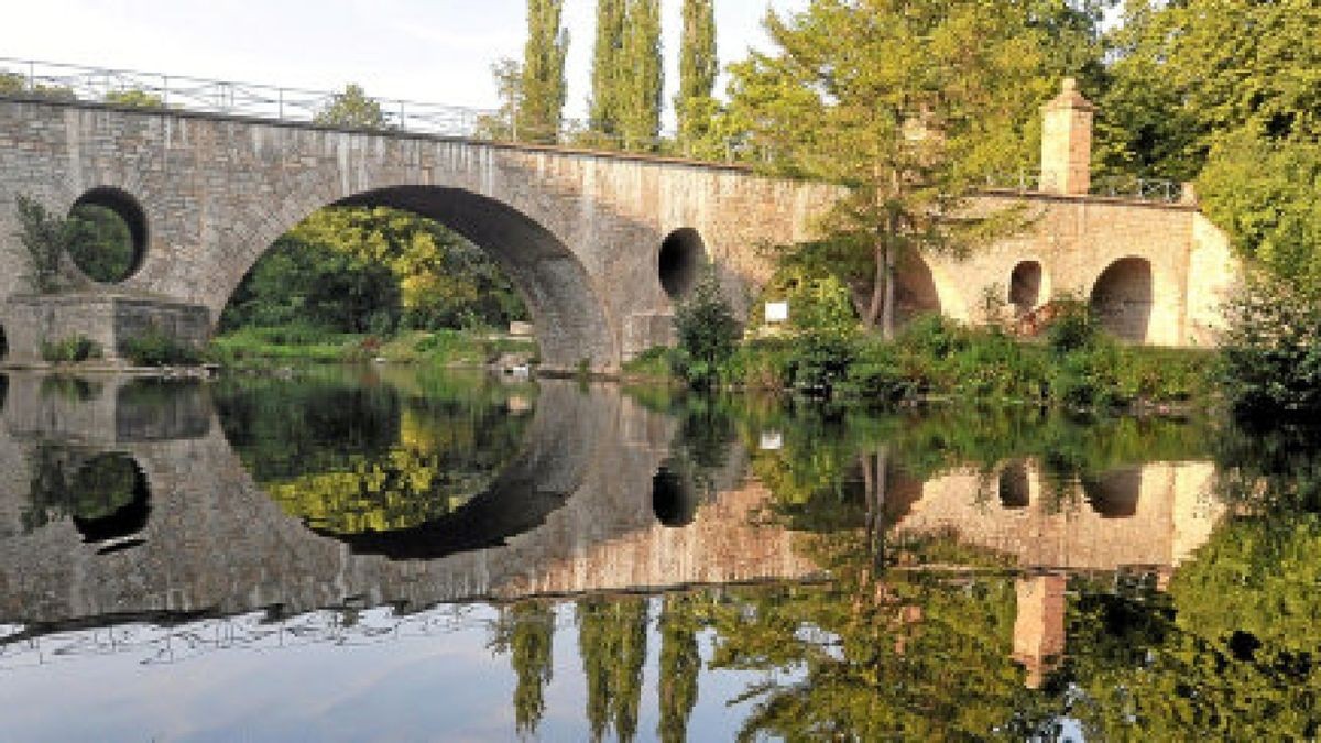 An der Sternbrücke vor dem Residenzschloss ist die dramatische Situation flussaufwärts nicht zu ahnen. Foto: Sascha Margon