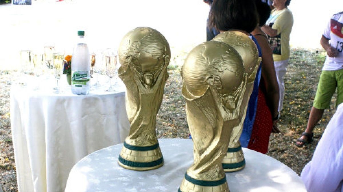 Begehrter Fußball-WM-Pokal macht in Tanna Station