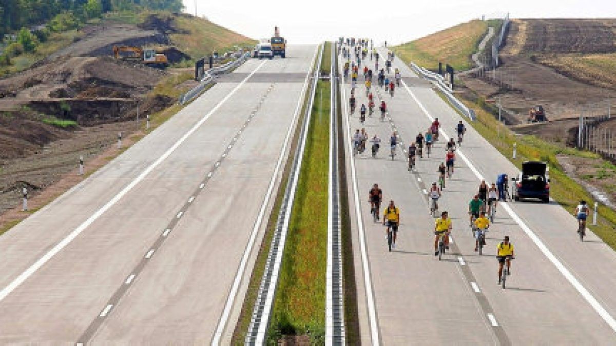 Bei der Tour de Frömmschdt gehörte das neue Autobahnteilstück der A71 noch den Radfahrern. Im September soll sie für den regulären Verkehr freigegeben werden. Foto: Peter Georgi