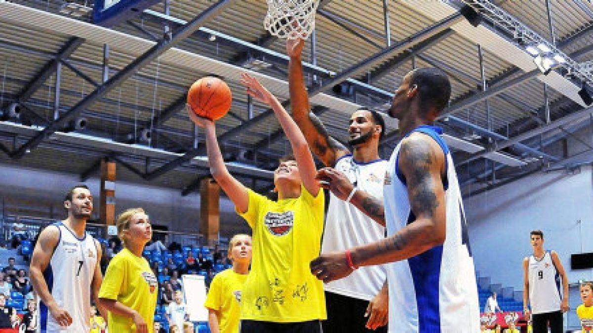 Abschluss ScienceCitySommercamp Kids dribbeln BasketballProfis in