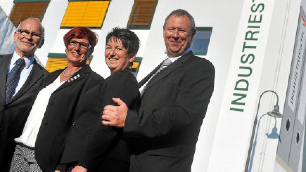 Eberhard Peuker (links) und Ulrich Nebel gestern zur Jubiläumsfeier mit ihren Frauen Sibylle und Heike. Foto: Sascha Margon