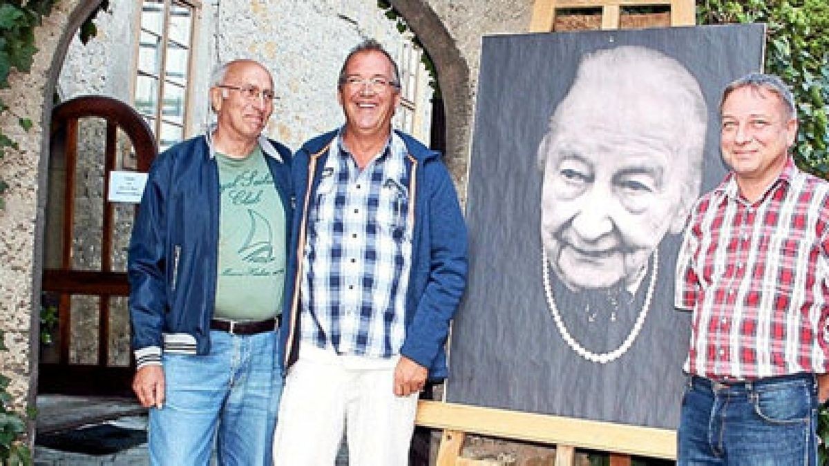 Die Initiatoren der Gemälde-Ausstellung (von links nach rechts): Manfred Klinkhardt, Andreas Herold und Achim Stephan vor dem Foto der Künstlerin Thea de Haas, die einst in Nazza lebte. Foto: Susanne Merten