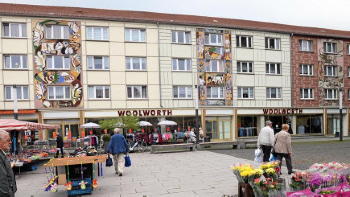 In Sömmerda ist der Markt-Süd mit den Hausnummern 18 bis 23 als Denkmal ausgewiesen als charakteristischer, weitestgehend erhaltener Bau der DDR-Architektur aus den 1970er-Jahren. Eigentümer ist die Wohnungsgesellschaft, die hier 34 Wohnungen und sechs Gewerbeobjekte hat. Foto: Ina Renke