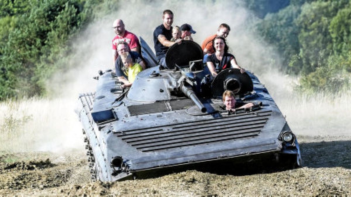 Die Panzerfahrten waren am Tag der offenen Tür bis in die Dämmerung ausgebucht. Nicole König aus Klettbach hat sich die Mitfahrt schon zum dritten Male gegönnt und diesmal den Kommandantenplatz eingenommen. Auch ihr Sohn Jamie - drei Jahre alt - war begeistert. Foto: Peter Riecke