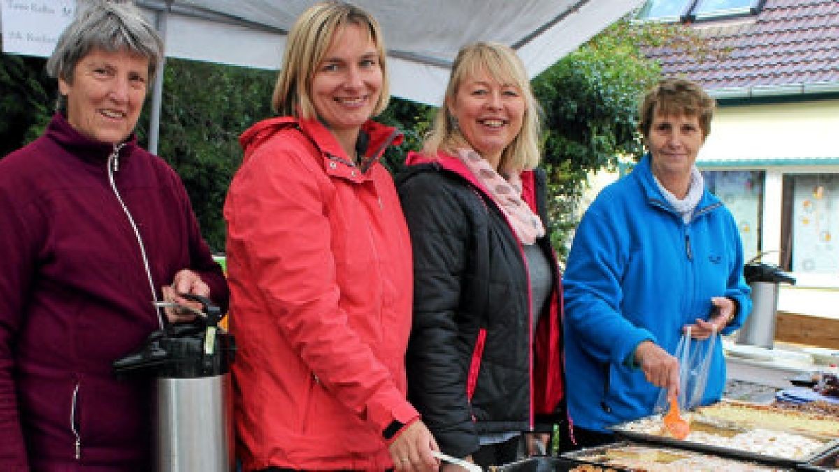 Fest im Schlosshof von Oberellen lockte zahlreiche Besucher