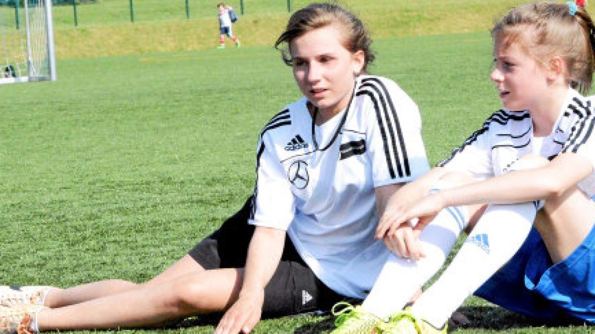 Franziska Martens (links) und Anna-Martha Oppenberger gehören zu den talentierten Mädchen, die in einer Auswahl des Thüringer Fußballverbandes spielen. Foto: Sandra Arm