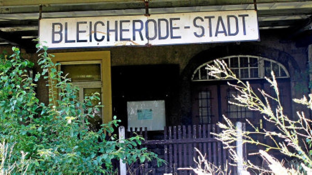 In Bleicherodes Bahnhof fährt seit über einem Jahrzehnt kein Zug mehr ein. Die noch bestehenden Gleise verwuchern, das Empfangsgebäude steht zum Verkauf. Foto: Kristin Müller