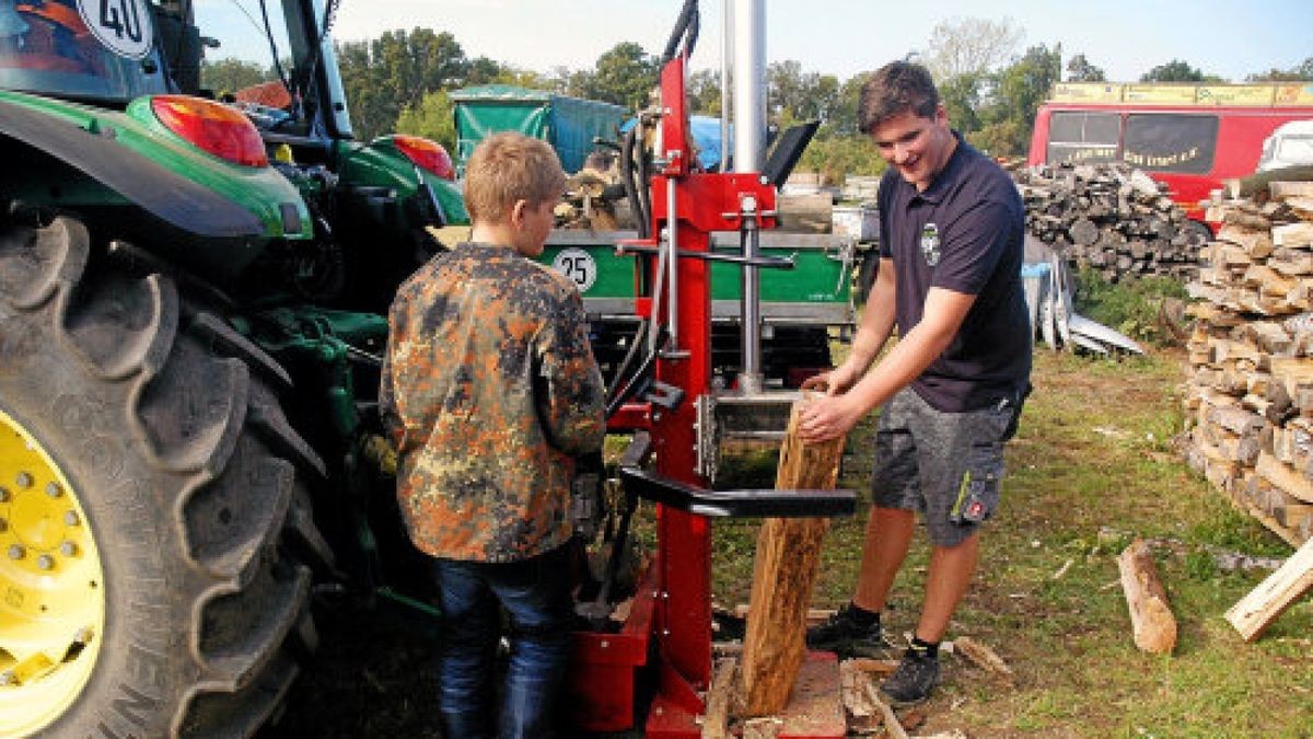 In Eichelborn bot das 12. Traktorenfest große Vielfalt. Hier: der Holzspalter am Traktor von Gastgeber Maik Bürger in Aktion. Foto: Michael Grübner