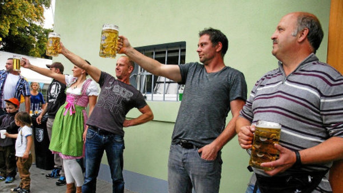 Oktoberfest in Thangelstedt. Teilnehmer des Spaß-Dreikampfes bei der letzten Disziplin, dem Bierglas-Stemmen (außerdem: Strohballen-Rollen und Nageln). 2. von rechts: Gesamtsieger Jens Kühnemund, links daneben Bürgermeister André Herber. Foto: Michael Grübner