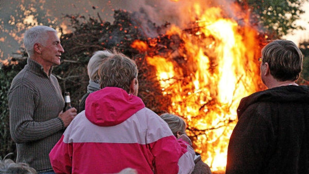 Der Burschenschaftsverein sorgte für das Feuer in Lehnstedt am Rand des Sportplatzes.