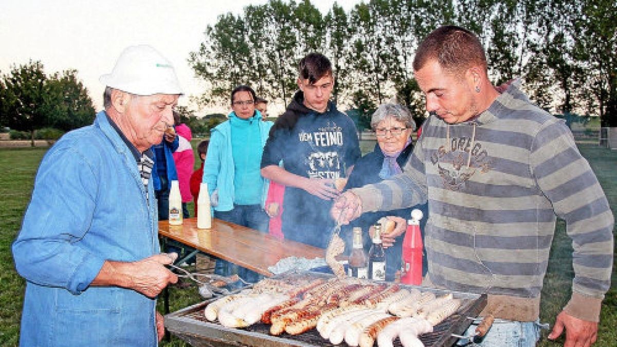 Der Burschenschaftsverein sorgte für das Feuer in Lehnstedt am Rand des Sportplatzes.