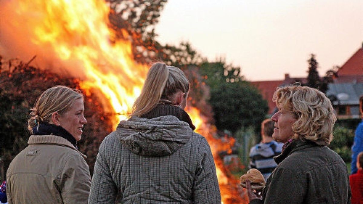 Der Burschenschaftsverein sorgte für das Feuer in Lehnstedt am Rand des Sportplatzes.