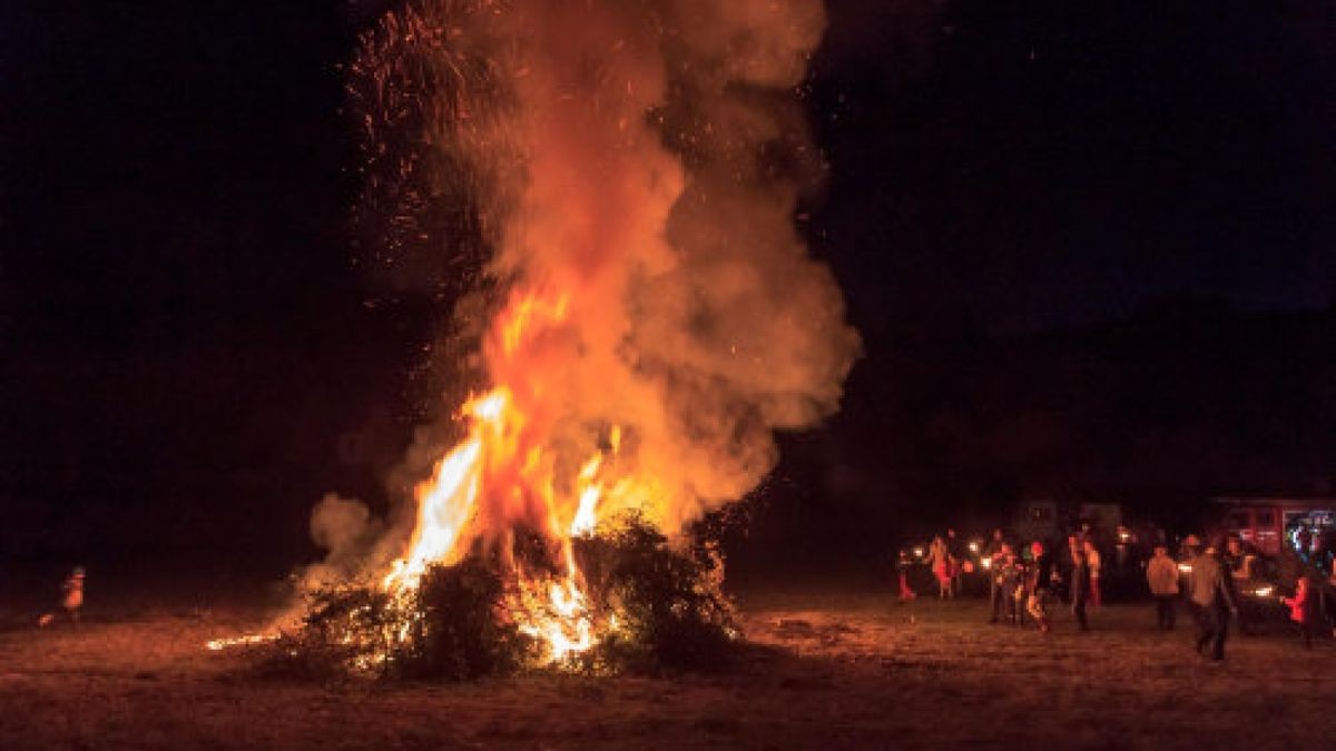 In Krakendorf haben seit Jahren der Fackelumzug und das gemütliche Beisammensein am LagerfeuerTradition, wofür sich die Feuerwehr den Hut aufsetzt.. Foto: Isabell Daniel