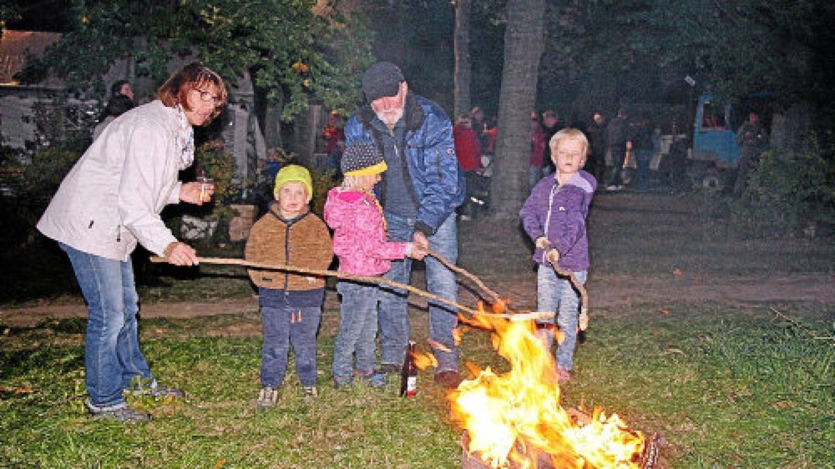 In Hammerstedt standen Jens Roob und Hans-Joachim Roob am Rost. Die gesellige Runde am Oktoberfeuer war organisiert vom Feuerwehrverein.