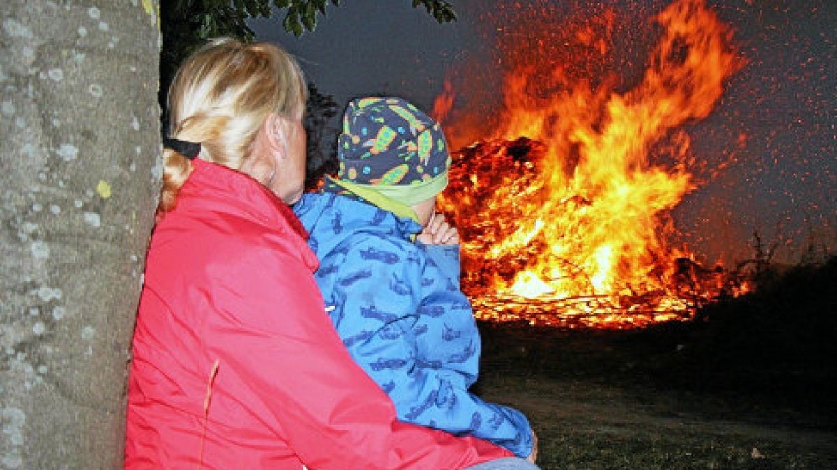 In Hammerstedt standen Jens Roob und Hans-Joachim Roob am Rost. Die gesellige Runde am Oktoberfeuer war organisiert vom Feuerwehrverein.