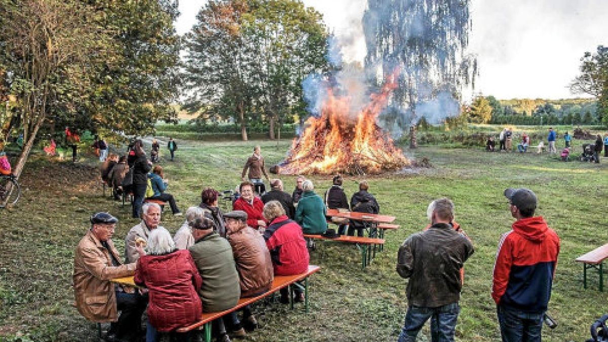 Zum Kartoffelfeuer trafen sich die Kromsdorfer am Schloss. Foto: Maik Schuck