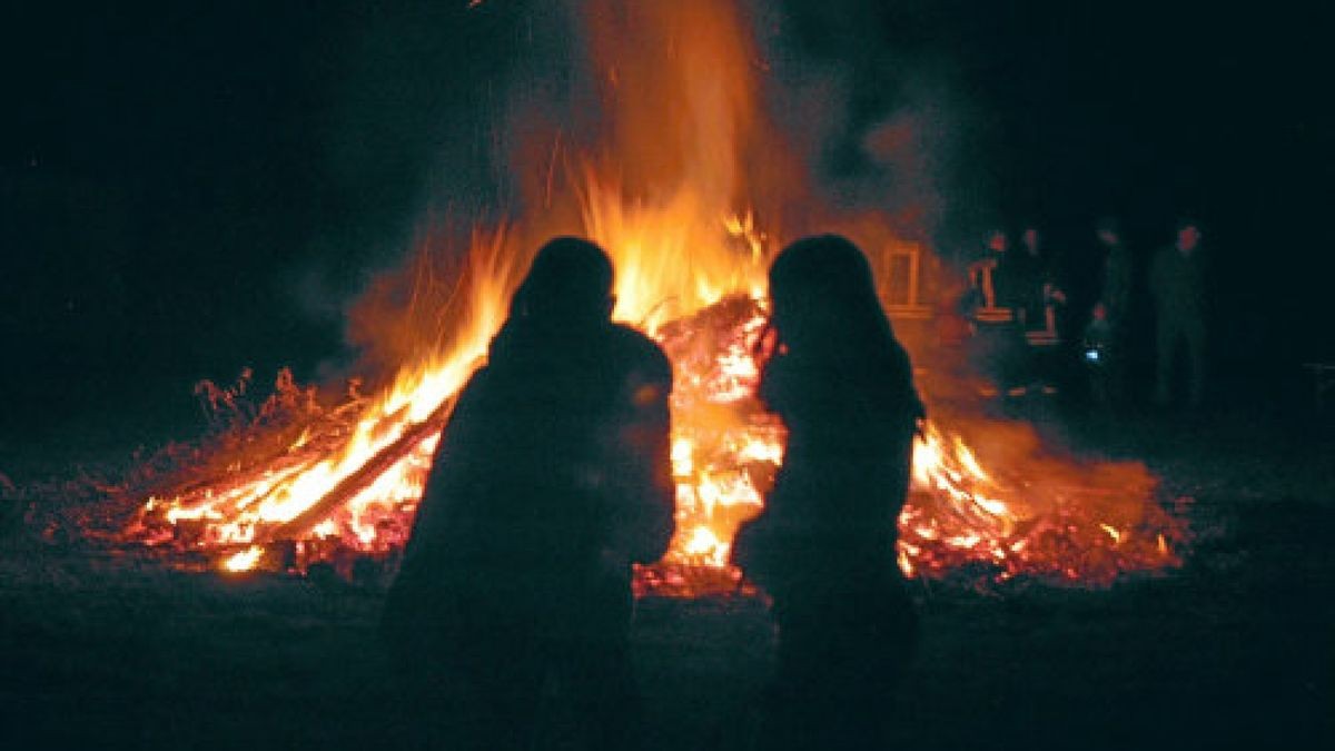 In Magdala kamen zum Tag der Deutschen Einheit rund 150 Besucher schätzte Ronny Kreißl vom TSV Magdala zum Herbstfeuer am Sportplatz. Die Freiwillige Feuerwehr hatte einen Fackelumzug der Kinder durch die Stadt organisiert und begleitete das vom TSV organisierte Feuer Foto: Michael Grübner