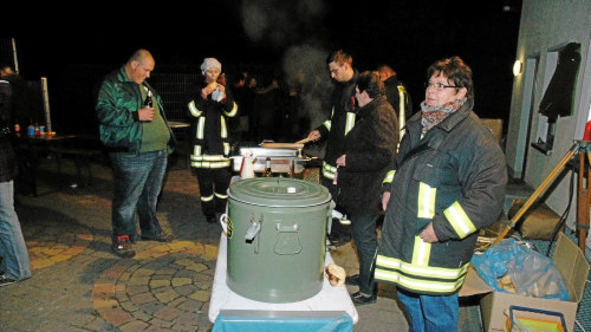 Etwas weniger Besucher fanden sich beim Mellinger Fest am Vorabend des Einheitstages ein. Es war das zweite Mal ohne großes Feuer. Nach Beschwerden von Anwohnern musste nach dem Fackelzug eine kleinere Lösung gewählt werden. Foto: Michael Grübner