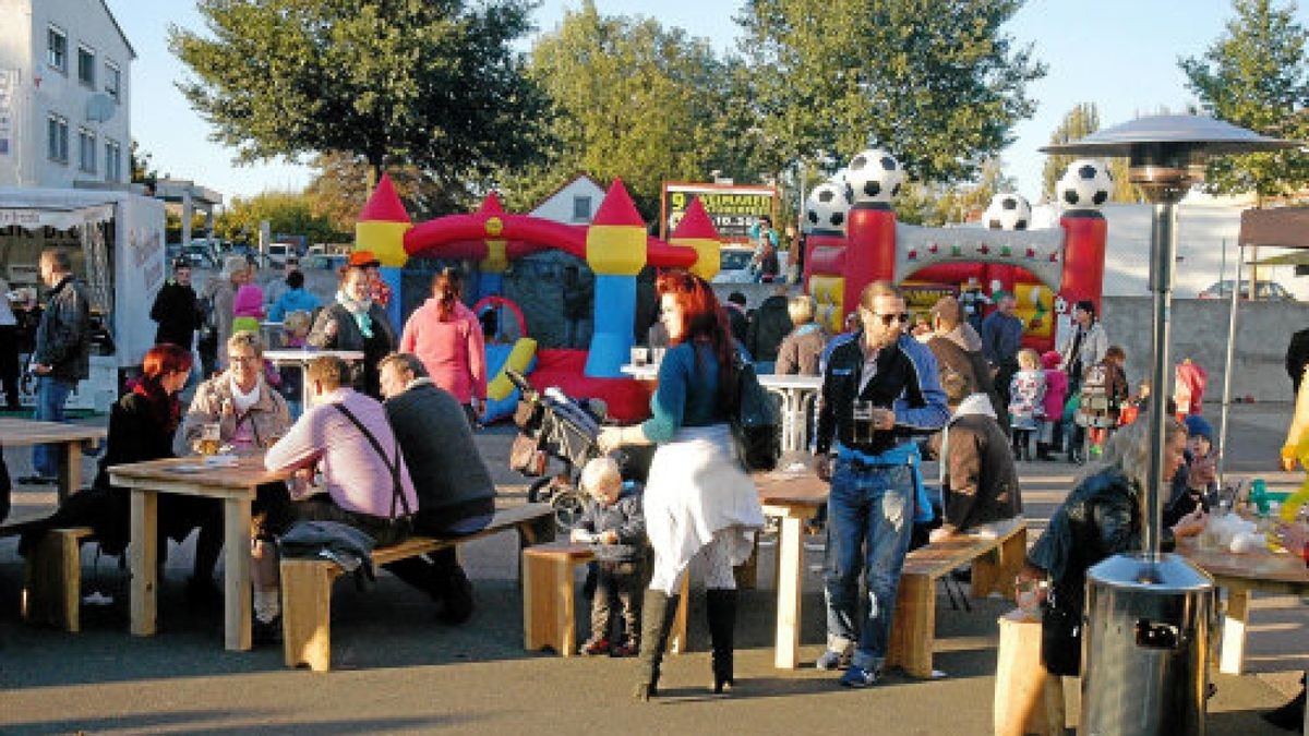 Auf dem Gelände des Autohauses Reiche in der Rießnerstraße wurde mit Festzelt, Kinderspaß (Hüpfburgen, Clown) und viel Musik und Tanz Oktoberfest gefeiert. Foto: Michael Grübner