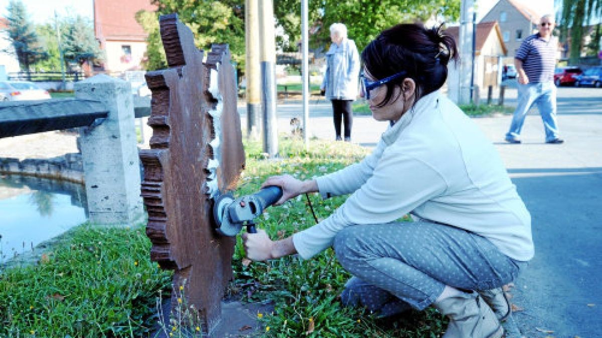 Traditionell wurde in Possendorf das Einheitsdenkmal geschliffen. Es war von Volker Kämpfe und seinem Kai 1990 geschaffen worden. Foto: Michael Baar