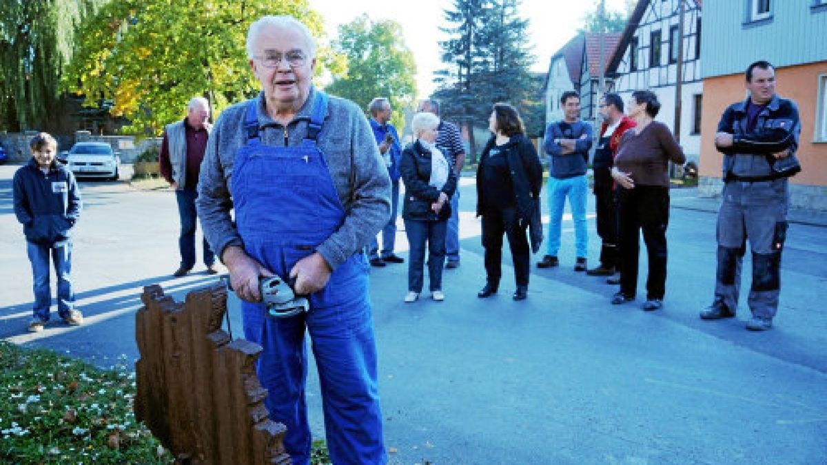 Traditionell wurde in Possendorf das Einheitsdenkmal geschliffen. Es war von Volker Kämpfe und seinem Kai 1990 geschaffen worden. Foto: Michael Baar