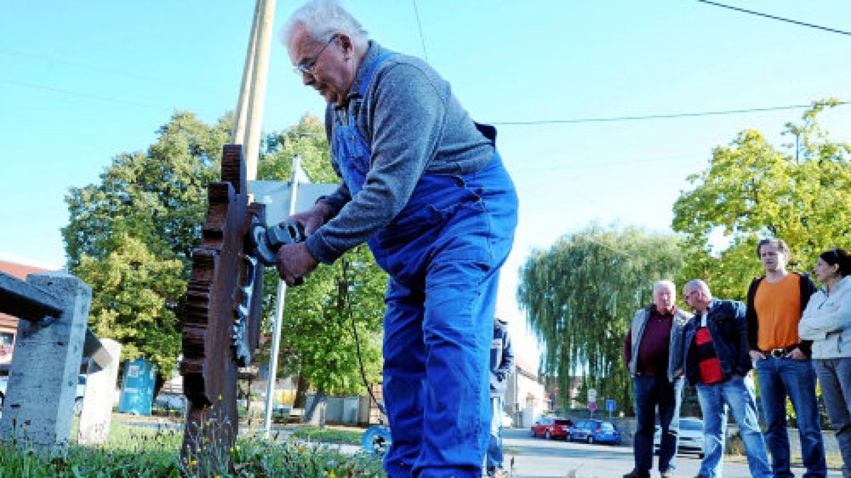 Traditionell wurde in Possendorf das Einheitsdenkmal geschliffen. Es war von Volker Kämpfe und seinem Kai 1990 geschaffen worden. Foto: Michael Baar