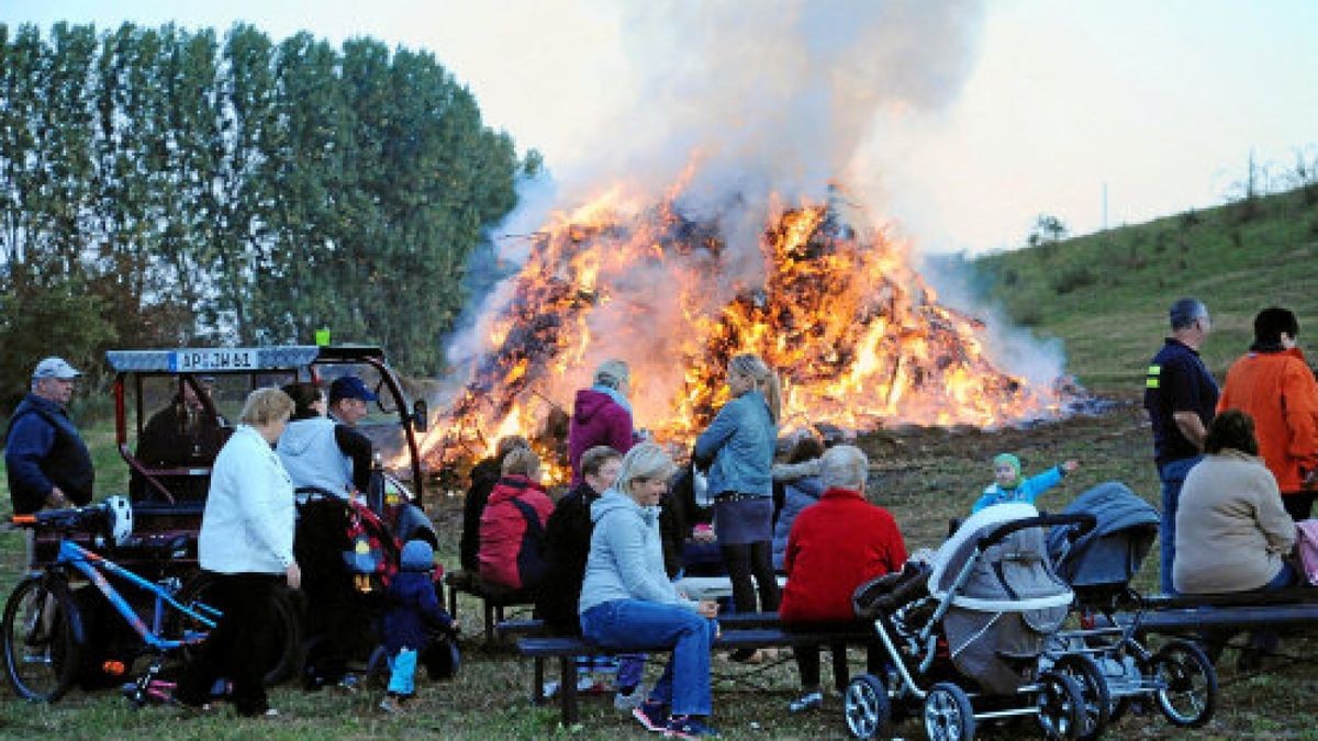 Auf dem Brennplatz zwischen Haindorf und Krautheim hatte der Feuerwehrverein das Feuer entzündet. Es war das größte weit und breit. Oktoberfeuer Weimarer Land. Foto: Michael Baar