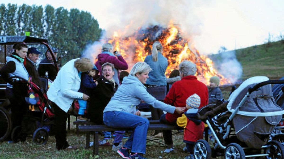 Auf dem Brennplatz zwischen Haindorf und Krautheim hatte der Feuerwehrverein das Feuer entzündet. Es war das größte weit und breit. Oktoberfeuer Weimarer Land. Foto: Michael Baar