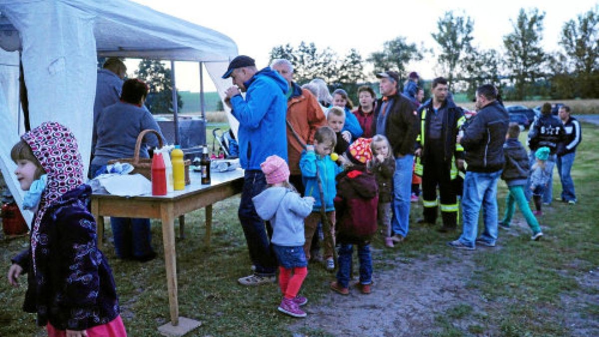 Auf dem Brennplatz zwischen Haindorf und Krautheim hatte der Feuerwehrverein das Feuer entzündet. Es war das größte weit und breit. Oktoberfeuer Weimarer Land. Foto: Michael Baar