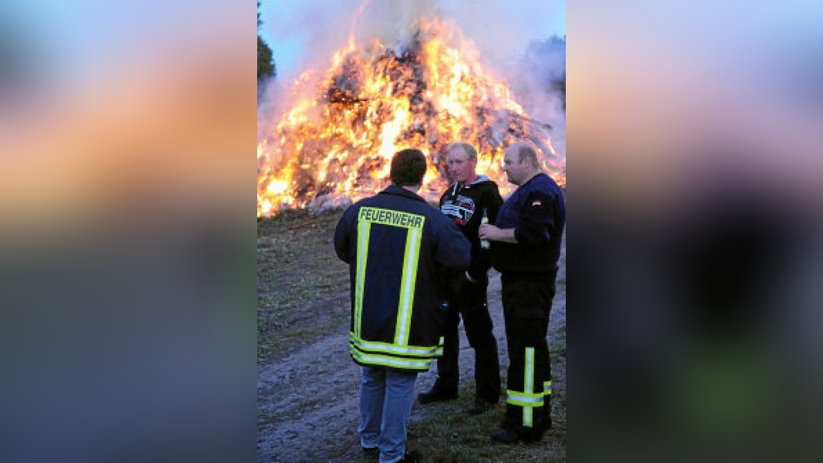 Auf dem Brennplatz zwischen Haindorf und Krautheim hatte der Feuerwehrverein das Feuer entzündet. Es war das größte weit und breit. Oktoberfeuer Weimarer Land. Foto: Michael Baar