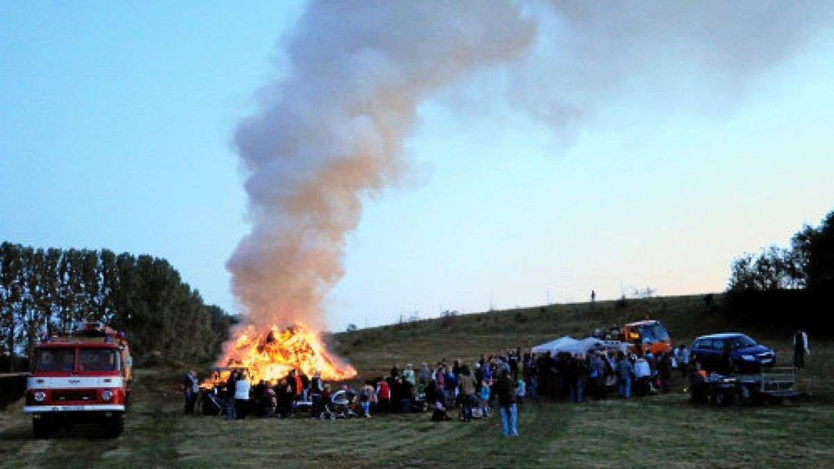 Auf dem Brennplatz zwischen Haindorf und Krautheim hatte der Feuerwehrverein das Feuer entzündet. Es war das größte weit und breit. Oktoberfeuer Weimarer Land. Foto: Michael Baar