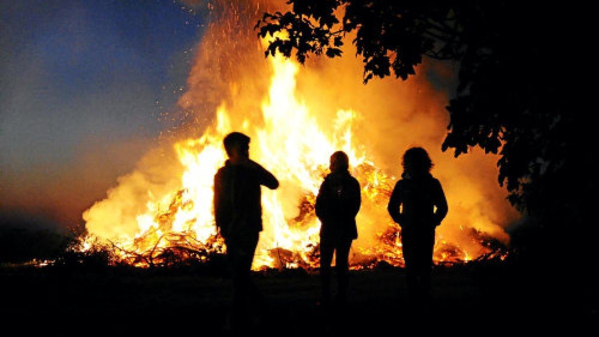 Das Feuer in Kleinobringen war weithin zu sehen. So kamen auch Nachbarn aus Heichelheim und anderer Nachbarorte. Oktoberfeuer Weimarer Land. Foto: Michael Baar