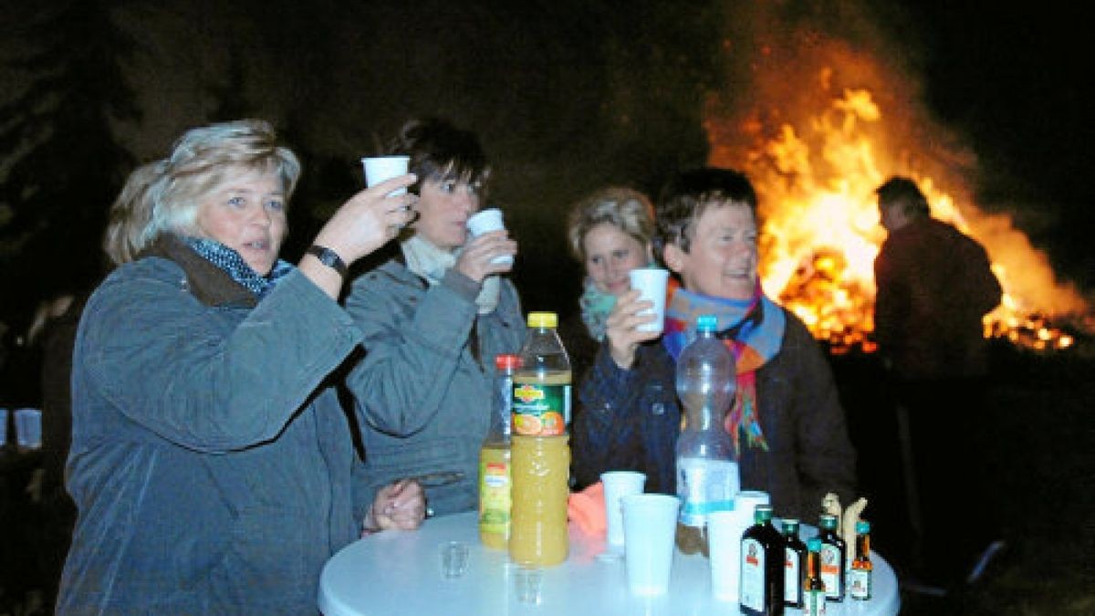 Das Feuer in Kleinobringen war weithin zu sehen. So kamen auch Nachbarn aus Heichelheim und anderer Nachbarorte. Oktoberfeuer Weimarer Land. Foto: Michael Baar