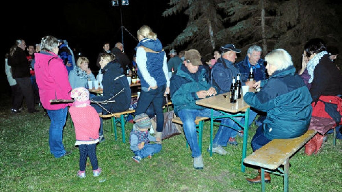 Das Feuer in Kleinobringen war weithin zu sehen. So kamen auch Nachbarn aus Heichelheim und anderer Nachbarorte. Oktoberfeuer Weimarer Land. Foto: Michael Baar