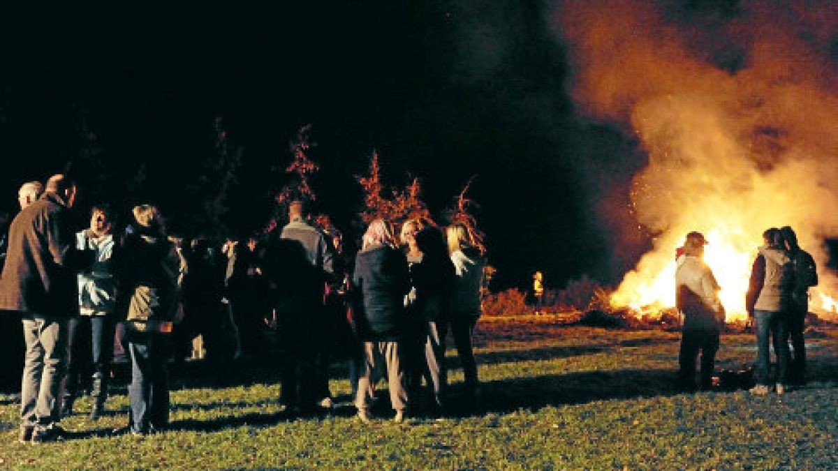 Das Feuer in Kleinobringen war weithin zu sehen. So kamen auch Nachbarn aus Heichelheim und anderer Nachbarorte. Oktoberfeuer Weimarer Land. Foto: Michael Baar