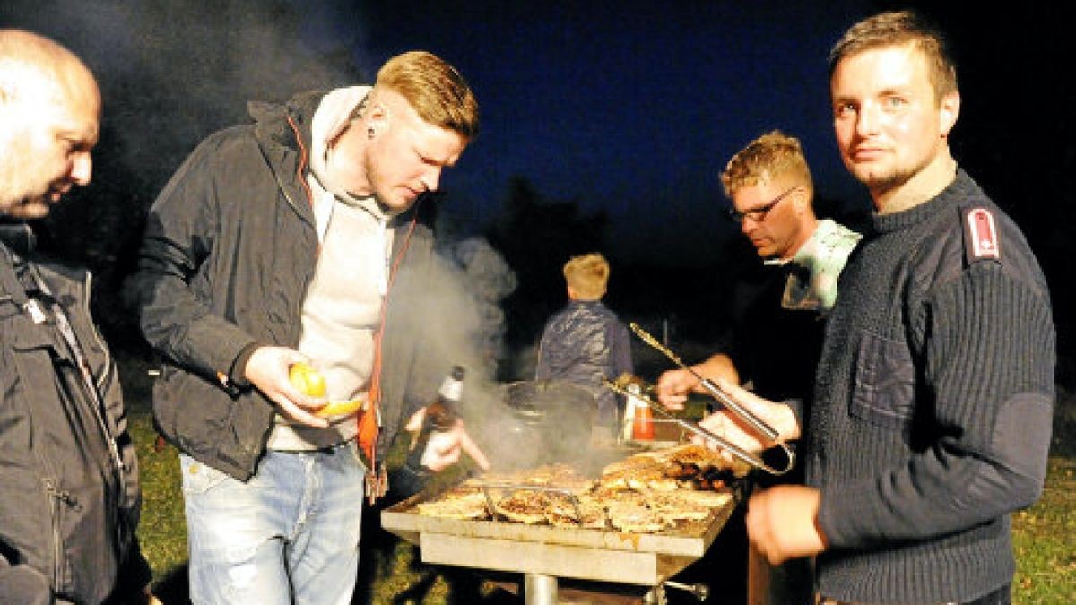 Das Feuer in Kleinobringen war weithin zu sehen. So kamen auch Nachbarn aus Heichelheim und anderer Nachbarorte. Oktoberfeuer Weimarer Land. Foto: Michael Baar