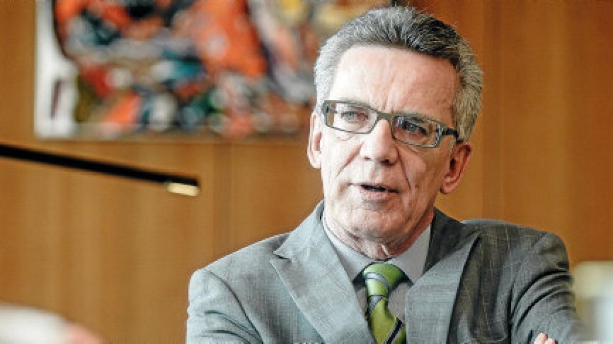 Innenminister Thomas de Maizière in seinem Büro beim Gespräch. Foto: Reto Klar