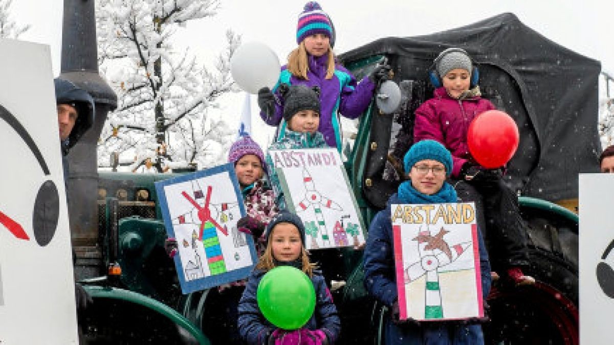 Mitglieder der Bürgerinitiative „Lebenswertes Hochplateau von Rittersdorf bis Milda“ protestierten vor dem Erfurter Messegelände gegen die Errichtung von neuen Windkraftanlagen in ihrer Region. In Erfurt finden heute und morgen die Mitteldeutsche Branchentage Wind.Energie statt. Foto: Alexander Volkmann