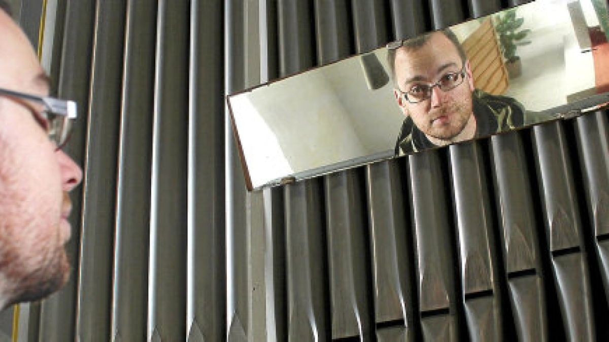 Kirchenmusiker Michael Kremzow an der Petersdorfer Orgel. Hier will er es „richtig grooven lassen“. Foto: Kristin Müller