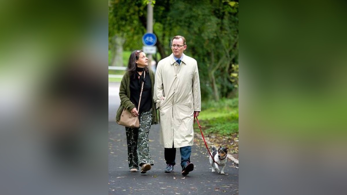 Der präsidiale Hund Attila, ein Jack-Russell-Terrier mit Herrchen und Frauchen.