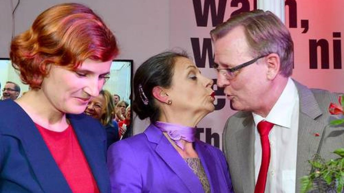 Bodo Ramelow, Landeschef in Thüringen, küsst seine Ehefrau Germana Alberti vom Hofe bei der Wahlparty. Links die Bundesvorsitzende der Partei, Katja Kipping.