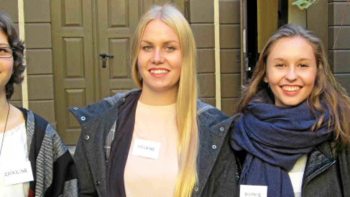 Caroline, Helene und Sophie vom evangelischen Schulzentrum übernahmen am Donnerstag die Probeführung durch die Mühlhäuser Synagoge. Foto: Frank Börner