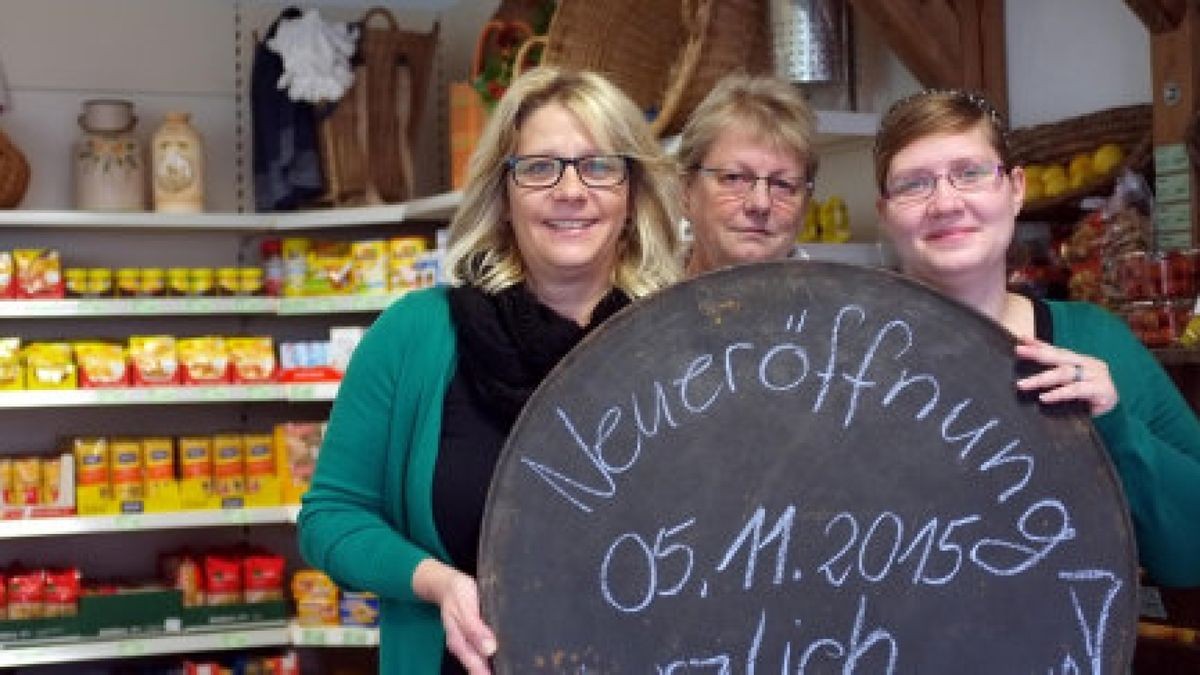 Andrea Frank (46), Waltraud Orthey (63) und Mandy Jagiella (32, von links ) erwarten im neuen Konsum von Ballstädt die Kunden. Foto: Ute Rang