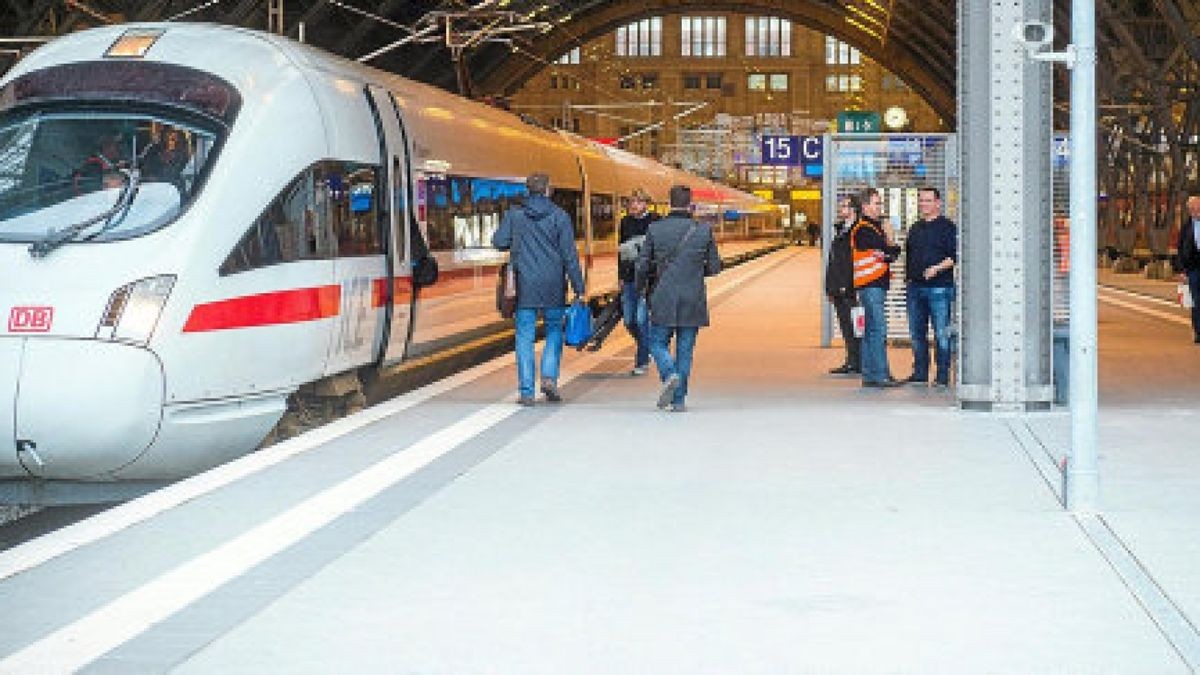 Am Gleis 15 des Leipziger Hauptbahnhofes stand der ICE mit Neigetechnik – ein ICE-T, der Geschwindigkeiten von 230 Kilometer pro Stunde erreicht – gestern zum Einsteigen für die Probefahrt mit Gästen bereit. Foto: Marco Kneise