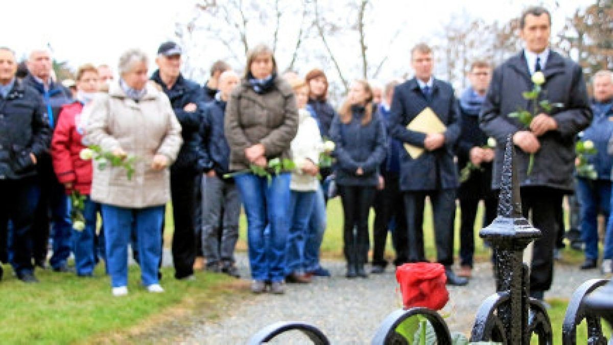 Rosen und der Wunsch nach Frieden an neuer Gedenkstätte in Selka