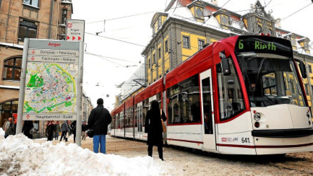 Nicht nur mit den Schneemassen haben die Straßenbahnen im Winter zu kämpfen. Auch die Heizungen fallen häufig aus. Archiv-Foto: Maik Ehrlich