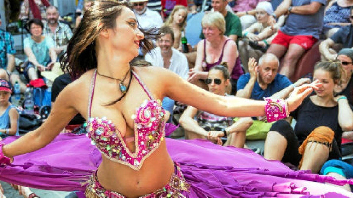 Eine Bauchtänzerin zeigt am 3.07.2015 beim Tanz- und Folkfest (TFF) in Rudolstadt ihr Können. Foto: Michael Reichel