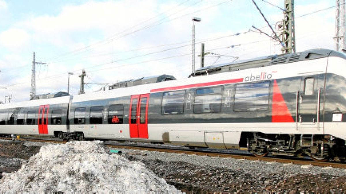 Einer der modernen silbernen Abellio-Züge, die ab 13. Dezember auch durch Artern fahren, am Bahnhof in Sangerhausen. Foto: Wilhelm Slodczyk